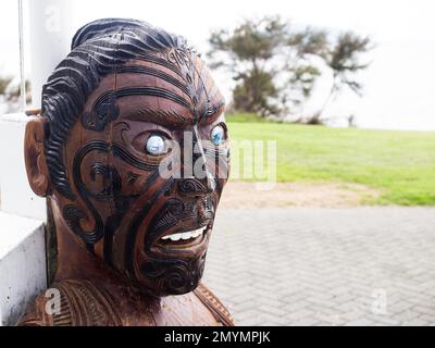 Figura in legno presso la sala riunioni Maori di Ohinemutu, Rotorua, Isola del Nord, Nuova Zelanda, Oceania Foto Stock