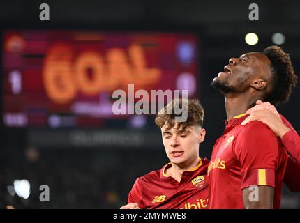 Roma, Italia. 4th Feb, 2023. Il Tammy Abraham (R) di Roma celebra il suo gol durante una partita di calcio di Serie A tra Roma ed Empoli a Roma, in Italia, il 4 febbraio 2023. Credit: Alberto Lingria/Xinhua/Alamy Live News Foto Stock