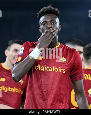 Roma, Italia. 4th Feb, 2023. Il Tammy Abraham di Roma (davanti) celebra il suo gol durante una partita di calcio di Serie A tra Roma ed Empoli a Roma, in Italia, il 4 febbraio 2023. Credit: Alberto Lingria/Xinhua/Alamy Live News Foto Stock