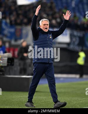 Roma, Italia. 4th Feb, 2023. Il capo allenatore di Roma Jose Mourinho gesta durante una Serie A partita di calcio tra Roma ed Empoli a Roma, Italia, il 4 febbraio 2023. Credit: Alberto Lingria/Xinhua/Alamy Live News Foto Stock