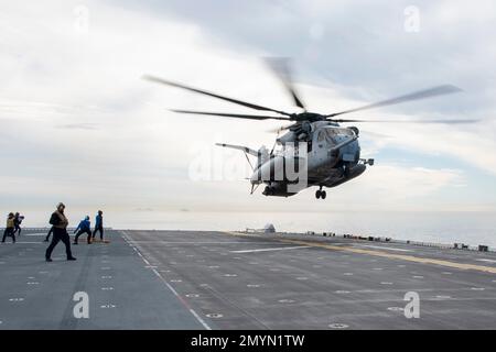 230203-N-XN177-1446 OCEANO PACIFICO (3 febbraio 2023) – Un elicottero CH-53 Super Stallion assegnato a Marine Heavy Helicopter Squadron (HMH) 466 atterra a bordo di un carrier d'assalto anfibio USS Tripoli (LHA 7) durante la crociera di un giorno con amici e familiari il 3 febbraio 2023. Tripoli ospita più di 500 familiari e amici per dimostrare le capacità della nave. Tripoli è una nave d'assalto anfibio di classe americana ospita a San Diego. (STATI UNITI Foto Navy di Mass Communication Specialist 1st Classe Peter Burghart) Foto Stock