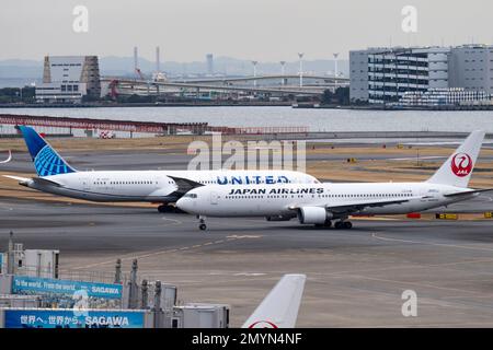 Tokyo, Giappone. 2nd Feb, 2023. United Airlines Boeing 787-9 Dreamliner (N28987) che tassa per il Terminal Internazionale 3 dell'Aeroporto Internazionale di Tokyo dopo essere arrivato da Chicago o'Hare mentre sorpassa una Japan Airline Boeing 767 (N28987) che tassa per la partenza per Izumo. United Airlines è una delle principali compagnie aeree americane con sede a Chicago, che opera voli per destinazioni nazionali e internazionali. Nota per la sua vasta rete di rotte e per l'impegno nei confronti delle controversie sui diritti dei passeggeri, United è una delle più grandi compagnie aeree del mondo ed è membro della Star Alliance. La compagnia aerea è aiutata b Foto Stock