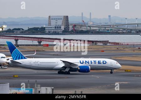 Tokyo, Giappone. 2nd Feb, 2023. United Airlines Boeing 787-9 Dreamliner (N28987) che tassano per il Terminal Internazionale 3 dell'Aeroporto Internazionale di Tokyo dopo essere arrivati da Chicago o'Hare. United Airlines è una delle principali compagnie aeree americane con sede a Chicago, che offre voli per destinazioni nazionali e internazionali. Nota per la sua vasta rete di rotte e per l'impegno nei confronti delle controversie sui diritti dei passeggeri, United è una delle più grandi compagnie aeree del mondo ed è membro della Star Alliance. La compagnia aerea è aiutata dal CEO Scott Kirby.la domanda di viaggi aerei è ripresa dopo il COVID-19 Foto Stock