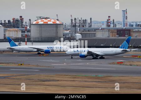 Tokyo, Giappone. 2nd Feb, 2023. United Airlines Boeing Jets (a 787 e 777) si transitano a vicenda sui taxi dell'aeroporto internazionale di Tokyo. United Airlines è una delle principali compagnie aeree americane con sede a Chicago, che opera voli per destinazioni nazionali e internazionali. Nota per la sua vasta rete di rotte e per l'impegno nei confronti delle controversie sui diritti dei passeggeri, United è una delle più grandi compagnie aeree del mondo ed è membro della Star Alliance. La compagnia aerea è aiutata dal CEO Scott Kirby.la domanda di viaggi aerei è ripresa dopo che la pandemia COVID-19 ha ostacolato il settore delle compagnie aeree che richiedono Foto Stock