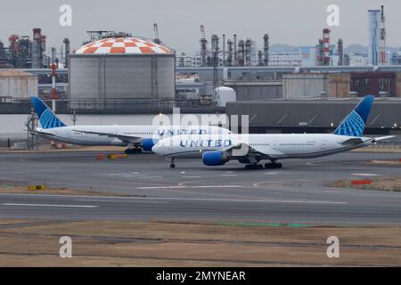 Tokyo, Giappone. 2nd Feb, 2023. United Airlines Boeing Jets (a 787 e 777) si transitano a vicenda sui taxi dell'aeroporto internazionale di Tokyo. United Airlines è una delle principali compagnie aeree americane con sede a Chicago, che opera voli per destinazioni nazionali e internazionali. Nota per la sua vasta rete di rotte e per l'impegno nei confronti delle controversie sui diritti dei passeggeri, United è una delle più grandi compagnie aeree del mondo ed è membro della Star Alliance. La compagnia aerea è aiutata dal CEO Scott Kirby.la domanda di viaggi aerei è ripresa dopo che la pandemia COVID-19 ha ostacolato il settore delle compagnie aeree che richiedono Foto Stock