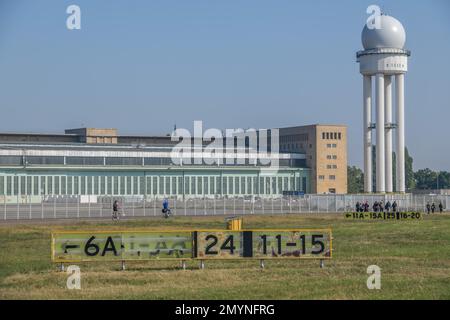 Tempelhofer Feld, torre radar, edificio centrale, Tempelhof, Tempelhof-Schöneberg, Berlino, Germania, Europa Foto Stock