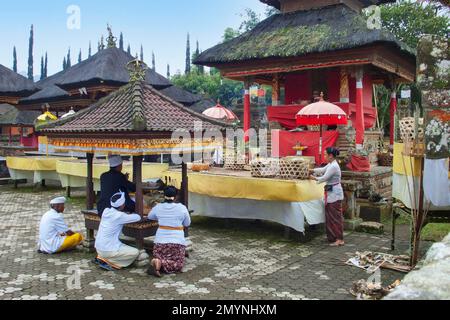 Prete indù durante il rituale sacrificale, complesso del tempio indù buddista pura Ulun Danu Bratan, Candi Kuning, Lago Bratan, Bali, Indonesia, Asia Foto Stock