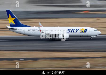 Tokyo, Giappone. 2nd Feb, 2023. Una compagnia aerea Skymark Airlines Ultra Low Cost Carrier (LLC) Boeing 737-800 (JA73NU) atterra all'aeroporto internazionale di Tokyo dopo essere arrivata da un volo nazionale. La domanda di viaggi aerei è ripresa dopo che la pandemia COVID-19 ha ostacolato il settore delle compagnie aeree richiedendo alle principali compagnie aeree globali di ricevere salvataggi governativi. ORA che il Giappone ha riaperto i suoi confini, ANA è recentemente ritornata alla redditività.l'aeroporto di Haneda, ufficialmente conosciuto come Tokyo International Airport (ç¾½ç”°C © ºæ¸¯ in giapponese), è un grande aeroporto altamente sviluppato situato nell'area metropolitana di Tokyo, Foto Stock