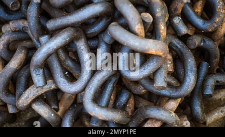 Primo piano di catene in metallo arrugginito, Rusty Chain Images, catene del passato si accumulano in un mucchio, catene in metallo marrone con ruggine n terra, texture di tappeto metallico Foto Stock