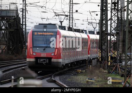 Bischofsheim, Germania. 16th Jan, 2023. Un treno suburbano da Wiesbaden via Magonza a Hanau corre su binari vicino alla stazione di Magonza-Bischofsheim. Credit: Sebastian Gollnow/dpa/Alamy Live News Foto Stock