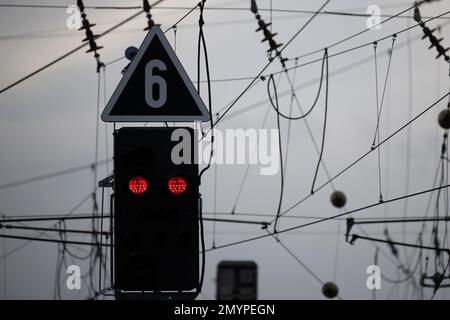 Bischofsheim, Germania. 16th Jan, 2023. Un semaforo per i treni si illumina di rosso vicino alla stazione di Mainz-Bischofsheim. Credit: Sebastian Gollnow/dpa/Alamy Live News Foto Stock