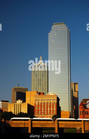 Un treno leggero DART passa davanti allo storico e moderno skyline di Dallas Foto Stock