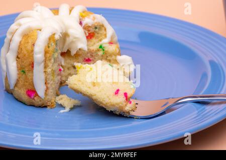 Torta di conetti su piatto blu Foto Stock