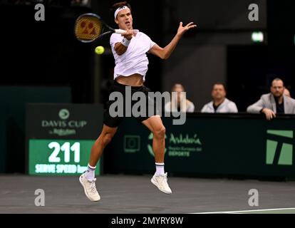 Treviri, Germania. 04th Feb, 2023. Tennis, uomini: Coppa Davis - turno di qualificazione, qualificazione, Germania - Svizzera; single. Daniel Altmaier, tedesco, gioca una mano contro Wawrincka. Credit: Harald Tittel/dpa/Alamy Live News Foto Stock