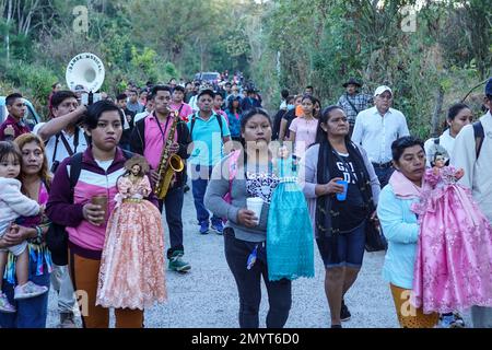 San Pedro Nonualco, El Salvador. 04th Feb, 2023. I festaioli partecipano al pellegrinaggio del bambino 'Jesusito' e del 'Niño Zarco', camminando a circa 30 km dalle città di San Ramon a San Pedro Nonualco. Ogni 4 febbraio migliaia di Salvadorani compiono un pellegrinaggio per portare due piccole figure di Gesù Cristo nella città di San Pedro Nonualco. Credit: SOPA Images Limited/Alamy Live News Foto Stock