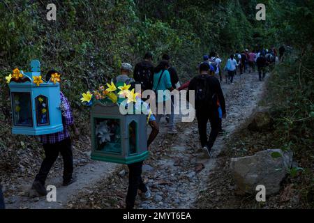 San Pedro Nonualco, El Salvador. 04th Feb, 2023. I festaioli partecipano al pellegrinaggio del bambino 'Jesusito' e del 'Niño Zarco', camminando a circa 30 km dalle città di San Ramon a San Pedro Nonualco. Ogni 4 febbraio migliaia di Salvadorani compiono un pellegrinaggio per portare due piccole figure di Gesù Cristo nella città di San Pedro Nonualco. Credit: SOPA Images Limited/Alamy Live News Foto Stock