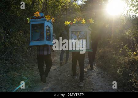 San Pedro Nonualco, El Salvador. 04th Feb, 2023. I festaioli partecipano al pellegrinaggio del bambino 'Jesusito' e del 'Niño Zarco', camminando a circa 30 km dalle città di San Ramon a San Pedro Nonualco. Ogni 4 febbraio migliaia di Salvadorani compiono un pellegrinaggio per portare due piccole figure di Gesù Cristo nella città di San Pedro Nonualco. Credit: SOPA Images Limited/Alamy Live News Foto Stock