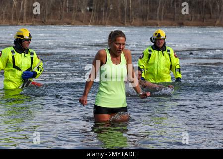 Lewisburg, Stati Uniti. 04th Feb, 2023. La gente partecipa al 19th° Plunge annuale dell'orso polare di Lewisburg. I partecipanti si sono gustati nelle acque ghiacciate del ramo ovest del fiume Susquehanna mentre la temperatura dell'aria era di 23 gradi fahrenheit. Credit: SOPA Images Limited/Alamy Live News Foto Stock