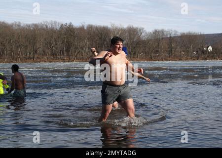 Lewisburg, Stati Uniti. 04th Feb, 2023. La gente partecipa al 19th° Plunge annuale dell'orso polare di Lewisburg. I partecipanti si sono gustati nelle acque ghiacciate del ramo ovest del fiume Susquehanna mentre la temperatura dell'aria era di 23 gradi fahrenheit. Credit: SOPA Images Limited/Alamy Live News Foto Stock