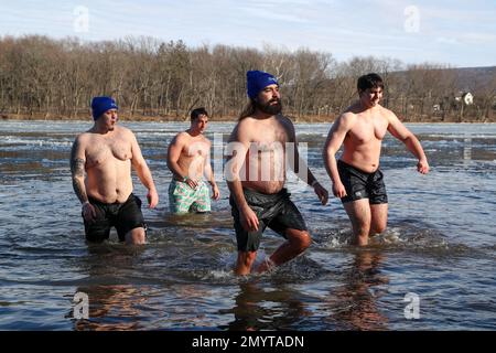 Lewisburg, Stati Uniti. 04th Feb, 2023. La gente partecipa al 19th° Plunge annuale dell'orso polare di Lewisburg. I partecipanti si sono gustati nelle acque ghiacciate del ramo ovest del fiume Susquehanna mentre la temperatura dell'aria era di 23 gradi fahrenheit. Credit: SOPA Images Limited/Alamy Live News Foto Stock