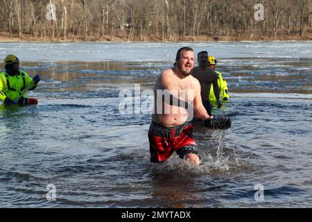 Lewisburg, Stati Uniti. 04th Feb, 2023. La gente partecipa al 19th° Plunge annuale dell'orso polare di Lewisburg. I partecipanti si sono gustati nelle acque ghiacciate del ramo ovest del fiume Susquehanna mentre la temperatura dell'aria era di 23 gradi fahrenheit. Credit: SOPA Images Limited/Alamy Live News Foto Stock