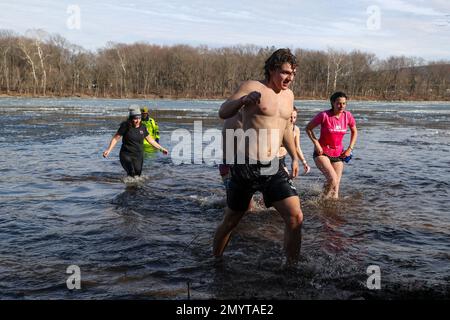 Lewisburg, Stati Uniti. 04th Feb, 2023. La gente partecipa al 19th° Plunge annuale dell'orso polare di Lewisburg. I partecipanti si sono gustati nelle acque ghiacciate del ramo ovest del fiume Susquehanna mentre la temperatura dell'aria era di 23 gradi fahrenheit. Credit: SOPA Images Limited/Alamy Live News Foto Stock