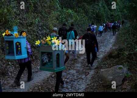 San Pedro Nonualco, El Salvador. 04th Feb, 2023. I festaioli partecipano al pellegrinaggio del bambino 'Jesusito' e del 'Niño Zarco', camminando a circa 30 km dalle città di San Ramon a San Pedro Nonualco. Ogni 4 febbraio migliaia di Salvadorani compiono un pellegrinaggio per portare due piccole figure di Gesù Cristo nella città di San Pedro Nonualco. (Foto di Camilo Freedman/SOPA Images/Sipa USA) Credit: Sipa USA/Alamy Live News Foto Stock