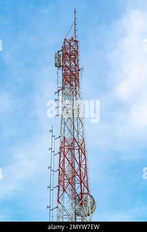 tower per telecomunicazioni. Torri di telecomunicazione con antenne wireless su cielo blu. Concetto globale di connessione e rete Internet Foto Stock