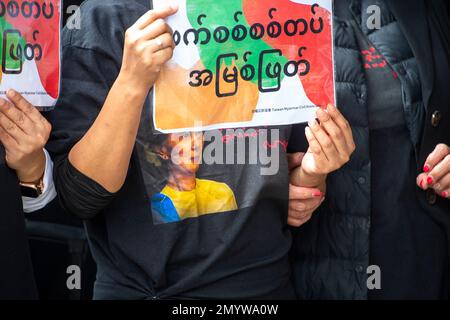 Il Protestante indossa una t-shirt con Aung San Suu Kyi, immagine di un politico birmano come Taiwan Alliance for Myanmar and human rights organizations tiene una protesta a Taipei, Taiwan il 05/02/2023 per celebrare due anni di colpo di stato militare del Myanmar e due anni di rivolte birmane. I manifestanti rifiutano di riconoscere le elezioni in Myanmar, esortando il governo taiwanese a spezzare le relazioni con il suo governo. Di Wiktor Dabkowski Foto Stock