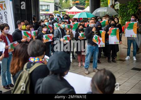 L'Alleanza di Taiwan per il Myanmar e le organizzazioni per i diritti umani protestano a Taipei, Taiwan, il 05/02/2023, per celebrare due anni di golpe militare e due anni di rivolte birmane. I manifestanti rifiutano di riconoscere le elezioni in Myanmar, esortando il governo taiwanese a spezzare le relazioni con il suo governo. Di Wiktor Dabkowski Foto Stock