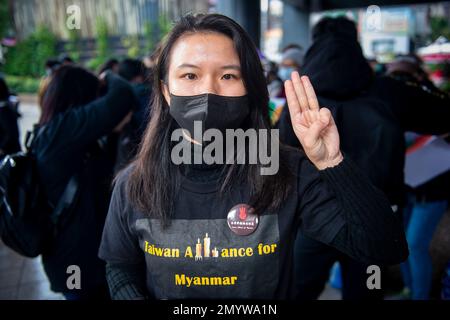 Peng Nini, della Taiwan Alliance for Myanmar, mostra tre dita simbolo dell'opposizione e promette di combattere fino alla fine, mentre le organizzazioni per i diritti umani tengono una protesta a Taipei, Taiwan, il 05/02/2023, per celebrare due anni di golpe militare e due anni di rivolte birmane. I manifestanti rifiutano di riconoscere le elezioni in Myanmar, esortando il governo taiwanese a spezzare le relazioni con il suo governo. Di Wiktor Dabkowski Foto Stock