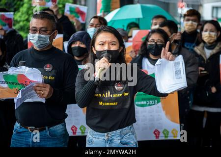 Peng Nini, di Taiwan Alliance for Myanmar, parla di organizzazioni per i diritti umani che protestano a Taipei, Taiwan, il 05/02/2023, per celebrare due anni di colpo di stato militare e due anni di rivolte birmane. I manifestanti rifiutano di riconoscere le elezioni in Myanmar, esortando il governo taiwanese a spezzare le relazioni con il suo governo. Di Wiktor Dabkowski Foto Stock