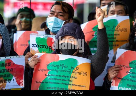 L'Alleanza di Taiwan per il Myanmar e le organizzazioni per i diritti umani protestano a Taipei, Taiwan, il 05/02/2023, per celebrare due anni di golpe militare e due anni di rivolte birmane. I manifestanti rifiutano di riconoscere le elezioni in Myanmar, esortando il governo taiwanese a spezzare le relazioni con il suo governo. Di Wiktor Dabkowski Foto Stock