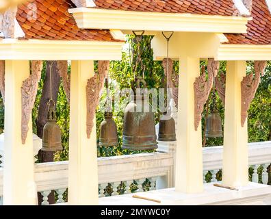 Campane del tempio buddista. Preghiera del Tempio Buddista campane di desiderio. Dettagli del tempio buddista in Thailandia. Antiche campane di bronzo Foto Stock