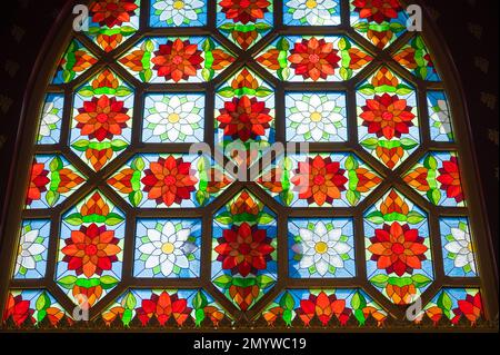 Immagine di una vetrata multicolore. sfondo geometrico multicolore. Ornamento in vetro colorato Foto Stock