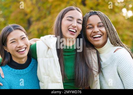 Amici multietnici che si divertono nel parco Foto Stock