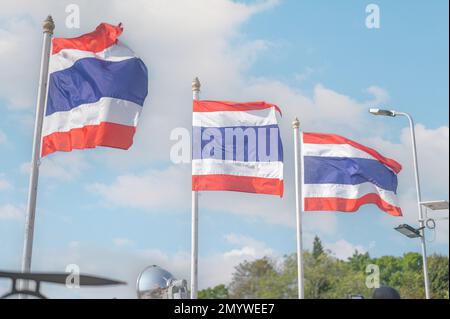 bandiera della thailandia. Immagine di tre bandiere thailandesi sventolate con sfondo cielo blu. Bandiera thailandese che sventola nel vento con un bel cielo blu Foto Stock