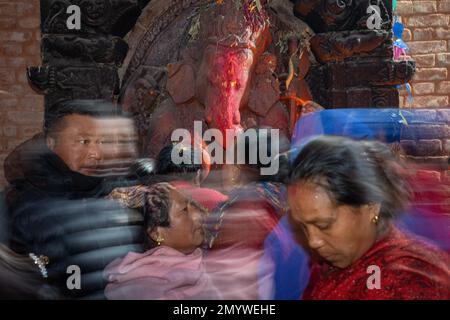 Nepal. 5th Feb, 2023. I devoti offrono la lampada del burro a Lord Ganesh nel lato del fiume Hanumante durante l'ultimo giorno di Shree Swasthani Brata Katha, un festival di un mese che è dedicato alla Dea Swasthani e al Dio Madhav Narayan. Durante il rituale di storia di un mese che racconta le storie della Dea Swasthani, Dio Shiva e altri dei sono narrati mentre i devoti recitano sacre scritture e pregano per il benessere dei loro sposi. I rituali associati allo Swasthani Katha si svolgono sulla riva dei fiumi in vari santuari indù in tutto il paese. (Credit Image: © Amit Machamasi/ZUMA Press Wire) Cr Foto Stock