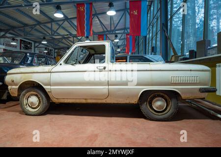 ZELENOGORSK, RUSSIA - 27 GENNAIO 2021: Autocarro con pickup sovietico ZAZ-968MP. Vista laterale . Mostra del Museo del trasporto retro 'cavallia' Foto Stock