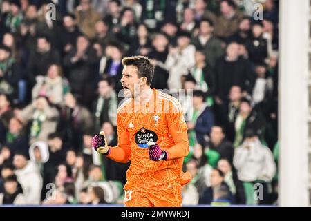 SIVIGLIA, SPAGNA - 4 FEBBRAIO: Ivan Villar di RC Celta de Vigo festeggia il suo blocco durante la partita tra Real Betis Balompie e RC Celta de Vigo di la Liga Santander il 4 febbraio 2022 a Benito Villamarin a Siviglia, Spagna. (Foto di Samuel Carreño/ PX Images) Foto Stock