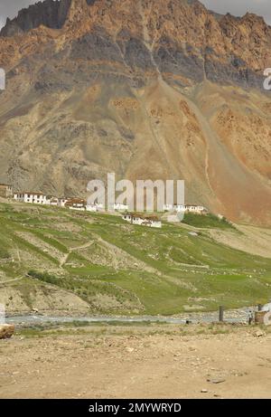 Vista di un villaggio vicino a una bella montagna rocciosa con un fiume che scorre nel modo di Darcha-Padum strada, Ladakh, INDIA. Foto Stock