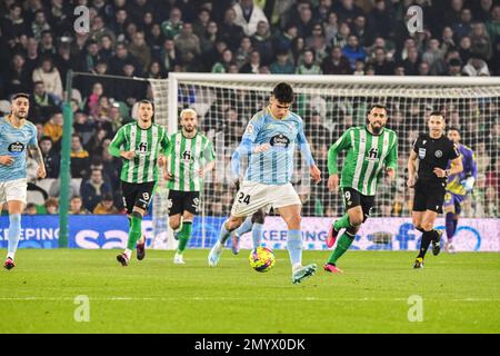 4 febbraio 2023: SIVIGLIA, SPAGNA - 4 FEBBRAIO: Gabri Veiga di RC Celta de Vigo spara la palla durante la partita tra Real Betis Balompie e RC Celta de Vigo di la Liga Santander il 4 febbraio 2022 a Benito Villamarin a Siviglia, Spagna. (Credit Image: © Samuel CarreÃ±o/PX Imagens via ZUMA Press Wire) SOLO PER USO EDITORIALE! Non per USO commerciale! Foto Stock