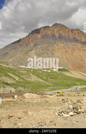 Vista di un villaggio vicino a una bella montagna rocciosa con un fiume che scorre nel modo di Darcha-Padum strada, Ladakh, INDIA. Foto Stock