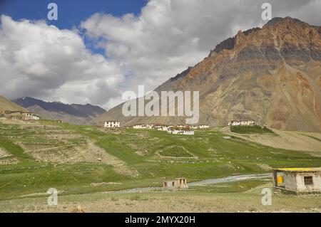 Vista di un villaggio vicino a una bella montagna rocciosa con un fiume che scorre nel modo di Darcha-Padum strada, Ladakh, INDIA. Foto Stock