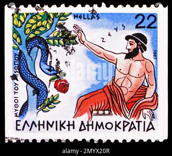 MOSCA, RUSSIA - 2 FEBBRAIO 2023: Francobollo stampato in Grecia mostra le Favole di Aesop - Zeus e il serpente, le Favole e le Leggende serie, circa 1987 Foto Stock