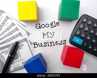 Perak, Malesia, novembre 24 2022: Vista dall'alto la parola Google My Business su uno sfondo bianco. Foto Stock