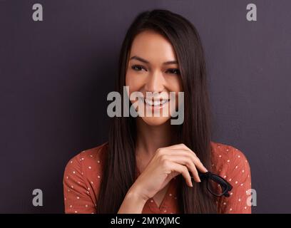 Shes ha ottenuto la vostra attenzione. Una donna piuttosto giovane che guarda la macchina fotografica. Foto Stock