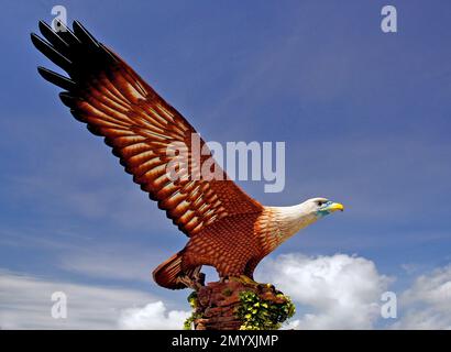 Bernard Spragg - Beautiful Bird Sculpture Photography - Dataran Lang (Eagle Square) Langkawi, Malesia questa statua di un'aquila che prende il volo. Foto Stock