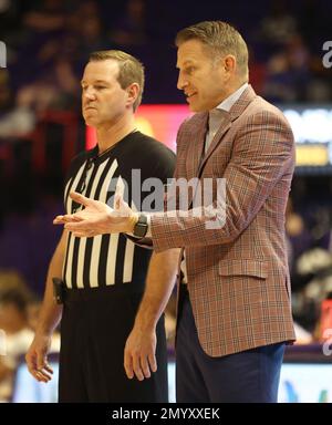 Baton Rouge, Stati Uniti. 04th Feb, 2023. Alabama Crimson Tide capo allenatore Nate Oats parla con un arbitro durante una partita di pallacanestro maschile college al Pete Maravich Assembly Center a Baton Rouge, Louisiana, Sabato, 4 Febbraio 2023. (Foto di Peter G. Forest/Sipa USA) Credit: Sipa USA/Alamy Live News Foto Stock