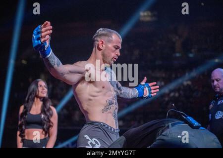 LOS ANGELES, CA - 4 FEBBRAIO: Brennan Ward si prepara a combattere Sabah Hamasi nella loro battaglia di pesi Welterweight durante l'evento Bellator 290 al Forum del 4 febbraio 2023 a Los Angeles, CA, USA. (Foto di Matt Davies/PxImages) Foto Stock